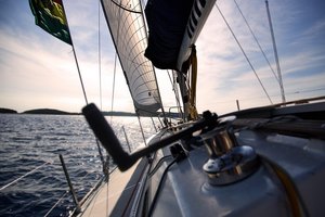Blick vom Cockpit einer Segeljacht während des Segelns nach vorne. Das Boot ist in leichter Schräglage nach Backbord.