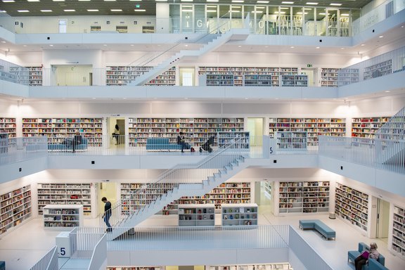 Ein Blick in eine sehr helle öffentliche Bibliothek, die über mehrere Etagen geht.