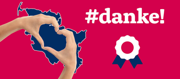 Zwei Hände formen ein Herz vor der den in blau gehaltenen Umrissen von Schleswig-Holstein und dem Strategielogo auf rotem Grund.