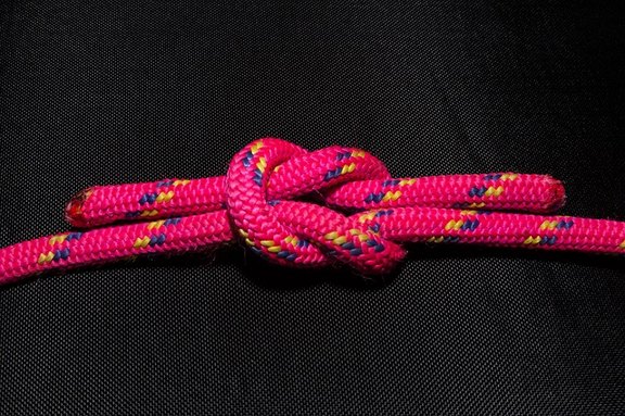 zwei rote Taue sind mit einem Knoten verbunden