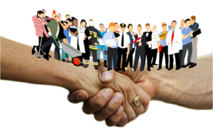 zwei Hände fassen sich wie bei einer Begrüßung; darauf sind Personen montiert, die aus verschiedenen Zusammenhängen stammen.