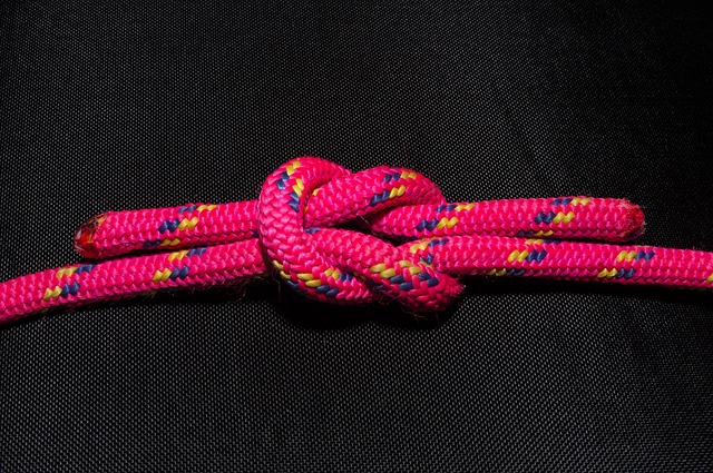 zwei rote Taue sind mit einem Knoten verbunden